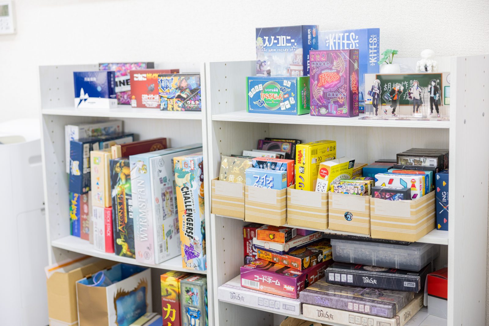 居場所に並ぶボードゲームの棚