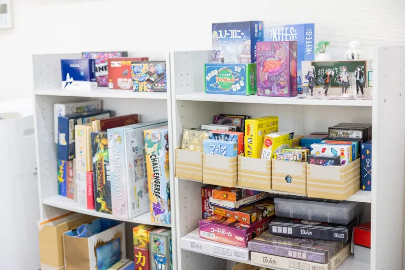 居場所に並ぶボードゲームの棚